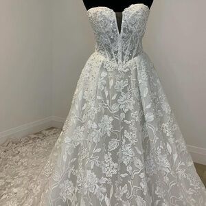 Wedding Dress
Designer: Calla Blanche